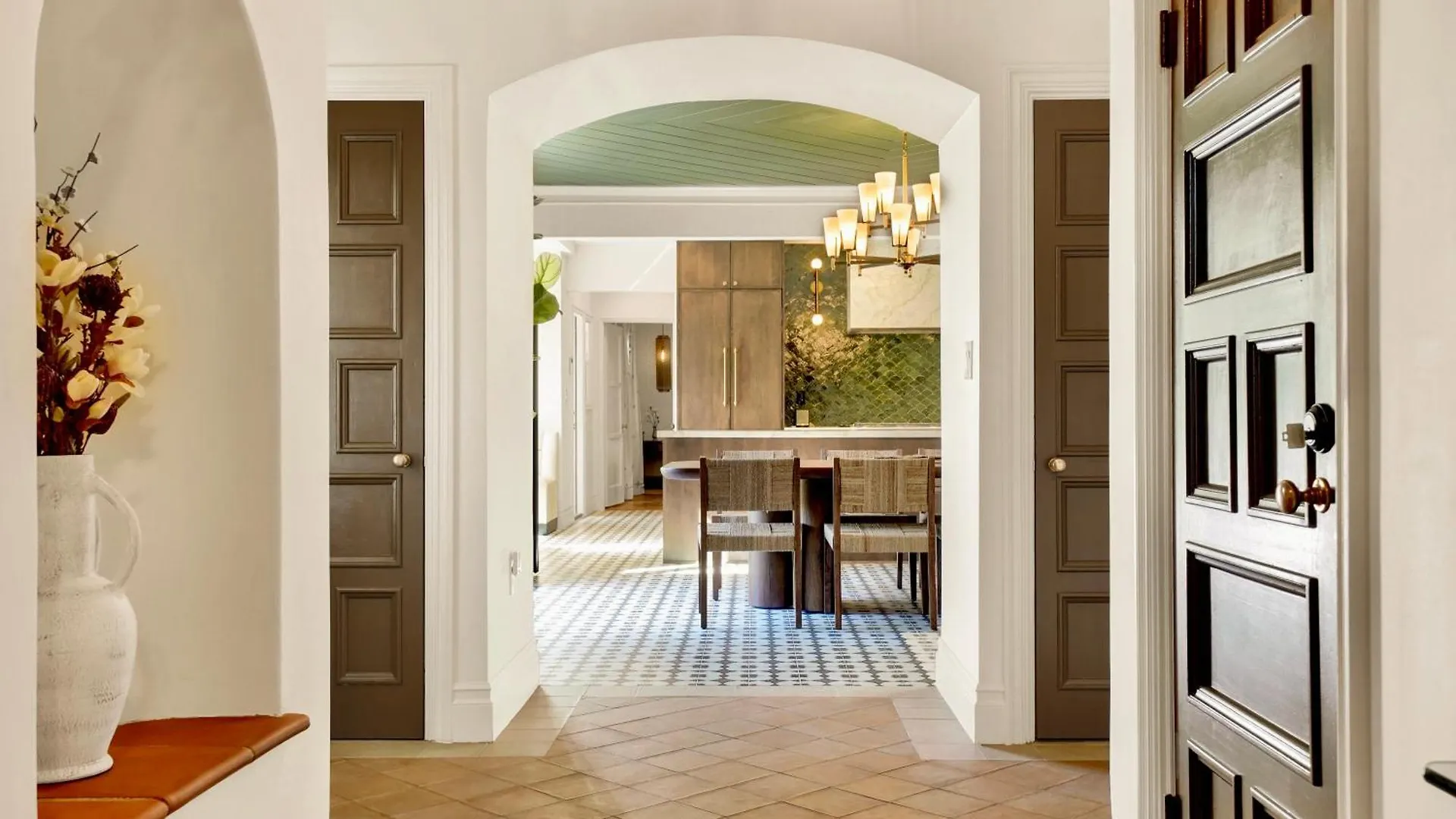 Villa Encanto- Luxe Historic Spanish Beach Villa With 6 King Bedrooms Long Beach Holiday home